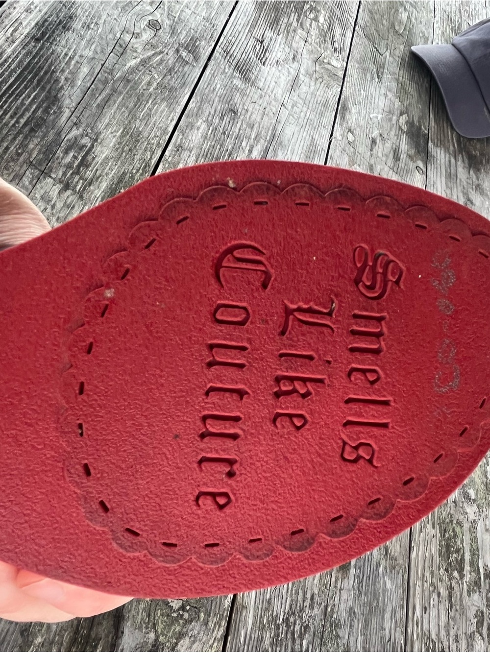 Juicy Couture Red Footbed Black Strap Flip Flop Sandals with Gold Accent sz 9 - Picture 4 of 7